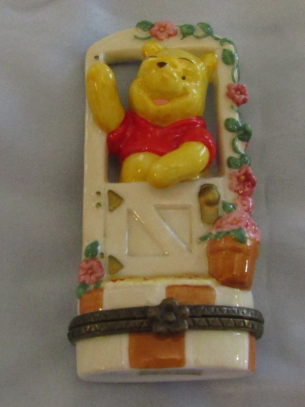 4" WINNIE THE POOH Trinket Box Figurine WELCOME - standing in door & waving